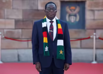 رئيس زيمبابوي يتعهد بتنفيذ تدابير تصحيحية بعد تدهور قيمة العملة الجديدة