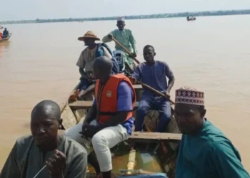 حادث قارب في نيجيريا يحمل نحو 300 راكب يخلف مئات القتلى في نهر النيجر