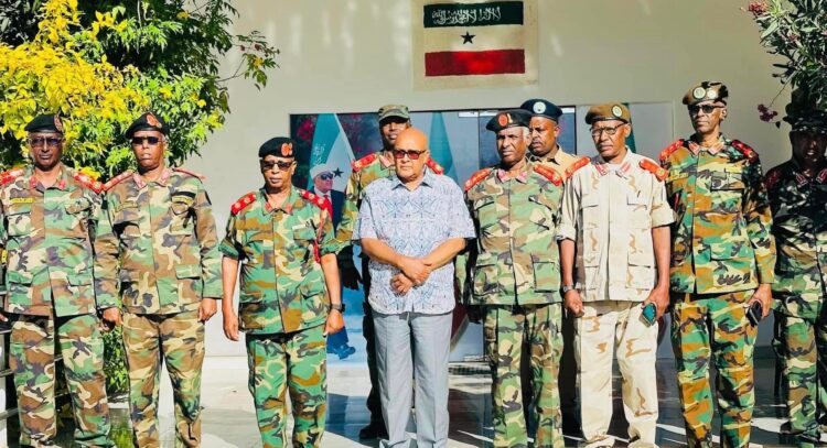 الرئيس المنتخب لأرض الصومال الانفصالية يعقد اجتماعًا مع كبار المسؤولين العسكريين