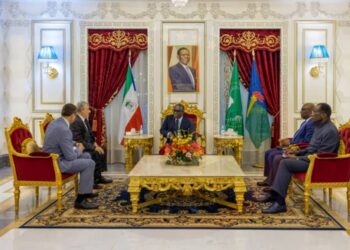 روسيا وغينيا الاستوائية تناقشان تطوير العلاقات مع التركيز على قطاع الدفاع