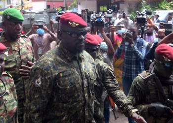 المعارضة والمجتمع المدني في غينيا يطالبان برحيل المجلس العسكري بحلول يناير