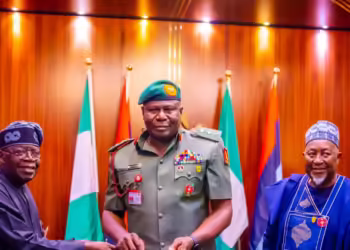 الرئيس النيجيري بولا تينوبو يعين الفريق أولويدي رئيسًا لأركان الجيش