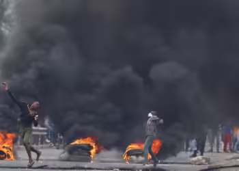 شرطة موزمبيق تطلق الغاز المسيل للدموع أثناء مسيرة لأنصار المعارضة في العاصمة مابوتو