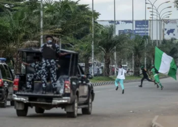 الرئيس النيجيري يأمر بالإفراج عن القُصَّر المتهمين بالخيانة بسبب الاحتجاجات