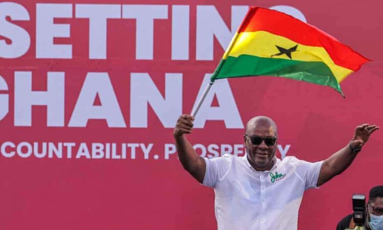 إعلان فوز رئيس غانا السابق جون دراماني ماهاما رسميًا في الانتخابات الرئاسية