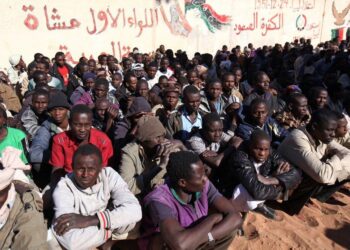 العثور على 300 مهاجر إفريقي احتجزهم مهربون في مزرعة شرق ليبيا