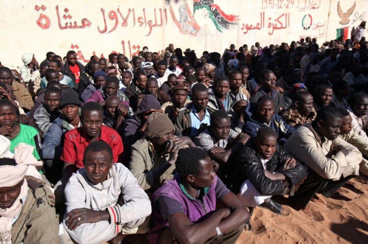 العثور على 300 مهاجر إفريقي احتجزهم مهربون في مزرعة شرق ليبيا
