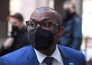 موريشيوس تصدر أمر اعتقال لوزير المالية السابق