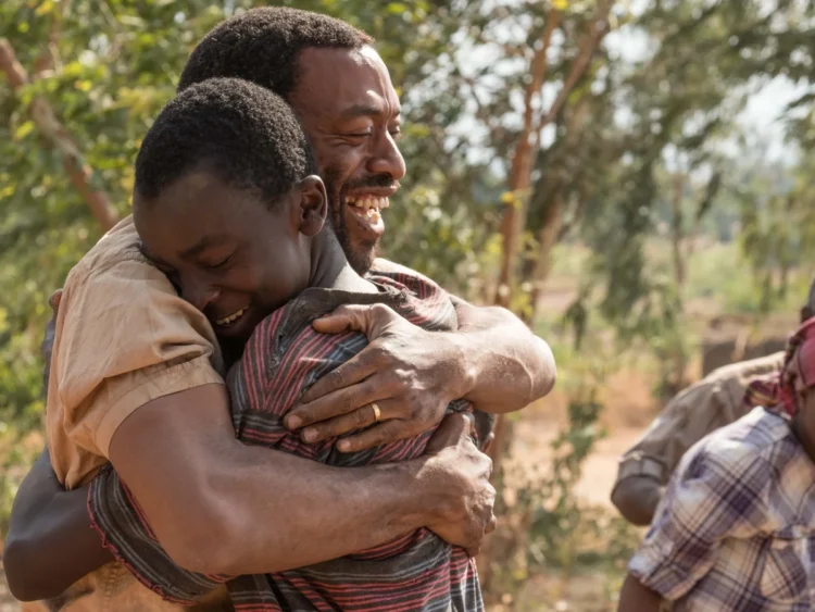 إفريقيا تضيء بالأمل… كيف غيَّر فتى مصير قريته؟…قراءة في كتاب “فتى مالاوي الذي استثمر الرياح”