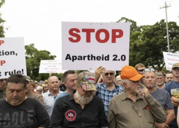 مئات البيض في جنوب إفريقيا يحتشدون دعماً لترامب ويزعمون تعرضهم للعنصرية