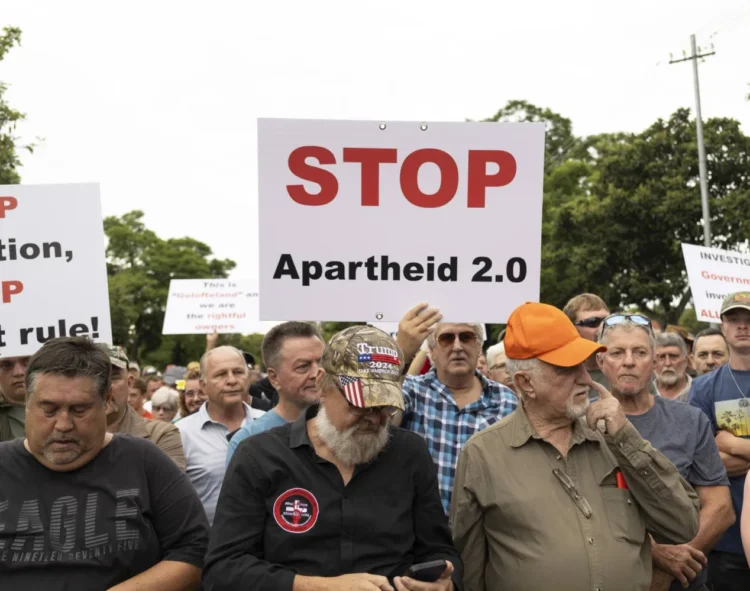مئات البيض في جنوب إفريقيا يحتشدون دعماً لترامب ويزعمون تعرضهم للعنصرية