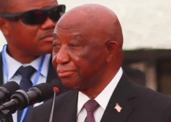 الرئيس الليبيري يوقف مئات المسؤولين عن العمل بسبب الفساد