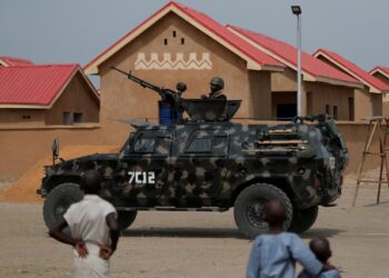 مصادر أمنية: مقاتلون يهاجمون قاعدتين عسكريتين نيجيريتين