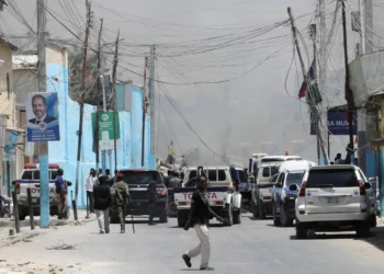 مسلحون صوماليون يهاجمون موكبًا رئاسيًا بالقنابل