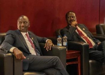 اتفاق بين الرئيس وليام روتو والمعارض رايلا أودينغا يمهد لتحالف واسع في كينيا