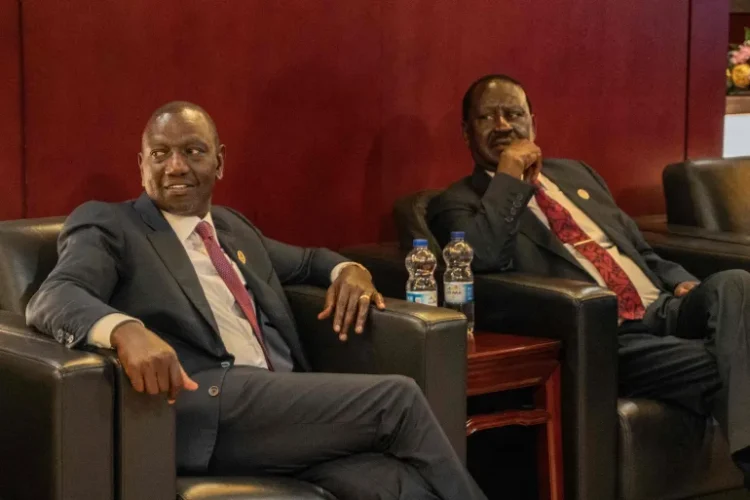 اتفاق بين الرئيس وليام روتو والمعارض رايلا أودينغا يمهد لتحالف واسع في كينيا