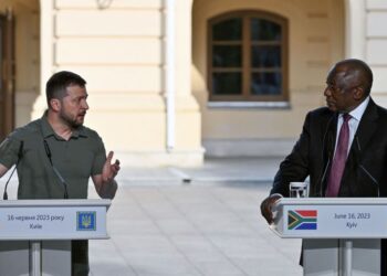 زيلينسكي يزور جنوب إفريقيا وسط ضغوط أميركية واحتجاجات داخلية