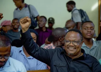 زعيم المعارضة بتنزانيا توندو ليسو يواجه تهمًا بالخيانة وإحداث الفوضى