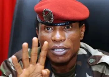 رئيس غينيا كوناكري الأسبق يغادر البلاد بعد خروجه من السجن