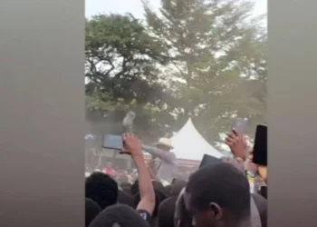 رشق الرئيس الكيني بالحذاء خلال تجمع جماهيري