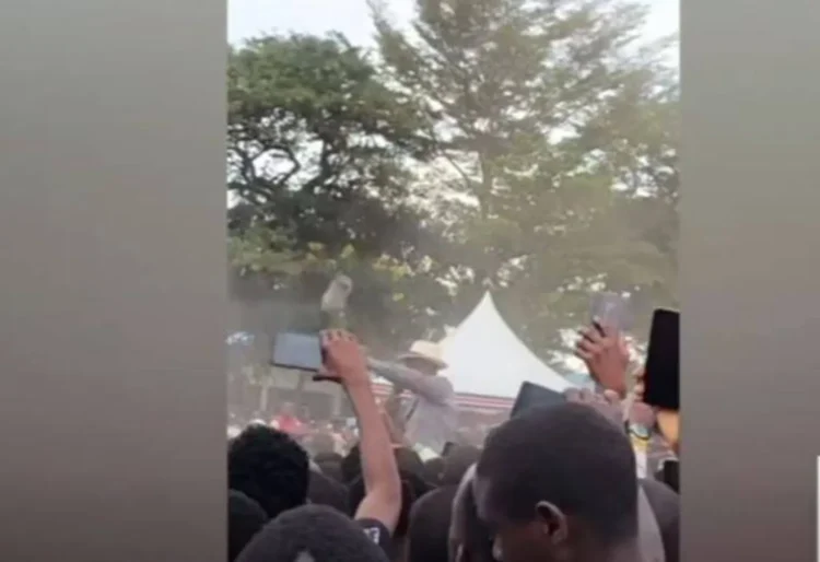 رشق الرئيس الكيني بالحذاء خلال تجمع جماهيري