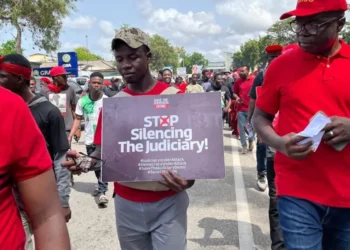 متظاهرو غانا يتهمون الرئيس بالاستيلاء على السلطة بعد تعليق عمل رئيسة القضاة