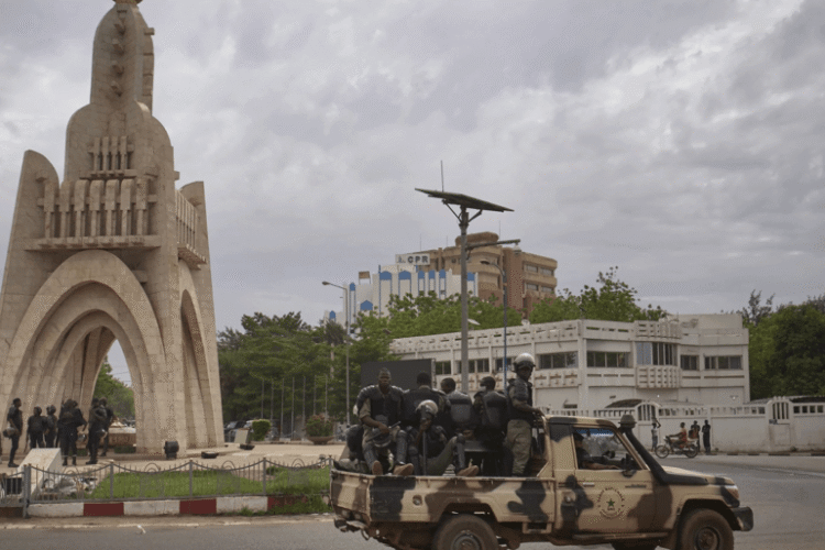 العفو الدولية تدعو سلطات مالي للتراجع عن مقترح حل الأحزاب