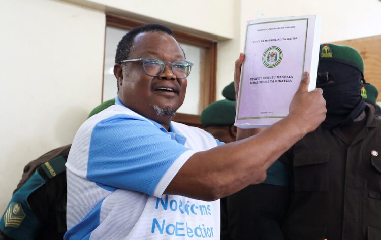 زعيم المعارضة التنزانية توندو ليسو يمثل أمام المحكمة بتهمة الخيانة