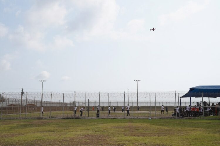 أمر فيدرالي يمنع إدارة ترامب من ترحيل مجموعة من المهاجرين إلى جنوب السودان