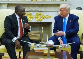 سيريل رامافوزا يواجه دونالد ترامب ويرد على مزاعم “الإبادة” بجنوب إفريقيا