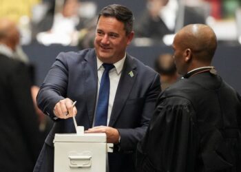 توتر سياسي بجنوب إفريقيا بعد إقالة الرئيس أحد مسؤولي الائتلاف الحاكم