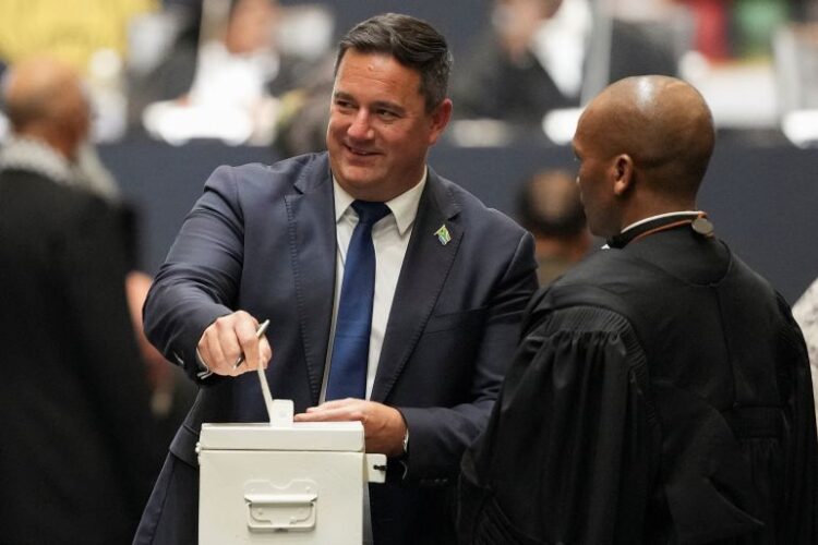 توتر سياسي بجنوب إفريقيا بعد إقالة الرئيس أحد مسؤولي الائتلاف الحاكم