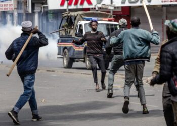 فيديو صادم لإطلاق شرطي النار على متظاهر أعزل يشعل كينيا