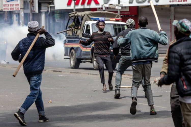 فيديو صادم لإطلاق شرطي النار على متظاهر أعزل يشعل كينيا