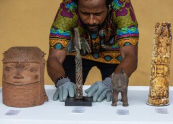 هولندا تسلم نيجيريا 119 قطعة أثرية نُهبت قبل 120 عامًا