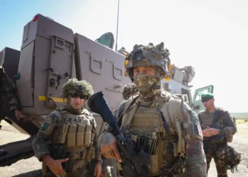 فرنسا تسلّم السنغال قاعدة عسكرية في إطار انسحاب قواتها من البلاد