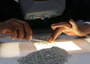 بوتسوانا تخفض عملتها لمواجهة ركود الألماس العالمي