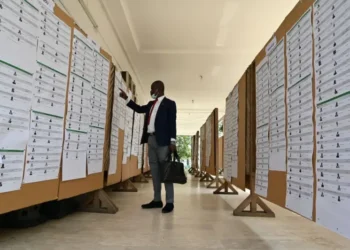 كيف تُؤثِّر الأخبار المُضلِّلة على الانتخابات الرئاسية في كوت ديفوار 2025م؟