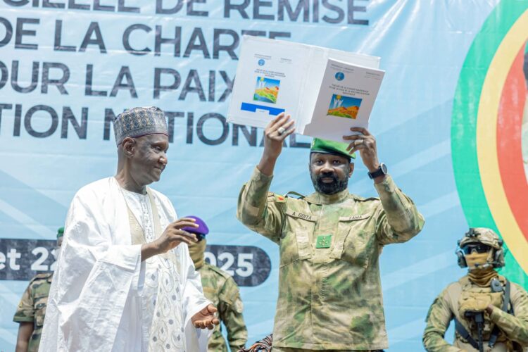 مالي: غويتا يتسلم ميثاق السلام والمصالحة ويؤكد أن هدفه “تضميد الجراح الغائرة”