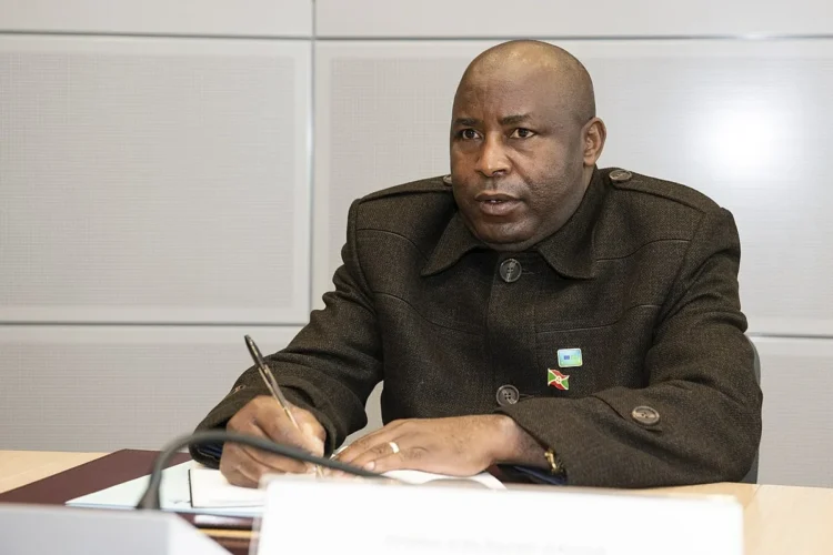 رئيس بوروندي يناقش الوضع في منطقة الساحل مع الزعيم المالي