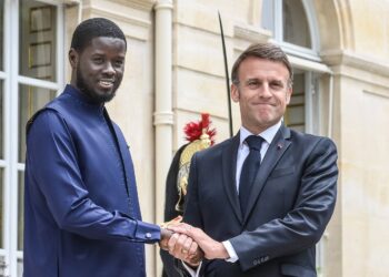 الرئيس الفرنسي إيمانويل ماكرون مع نظيره السنغالي باسيرو ديوماي فاي