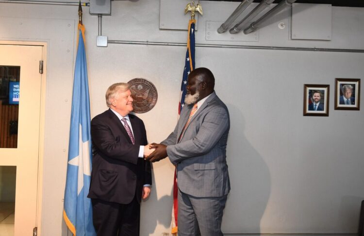 الولايات المتحدة وبعثة الإفريقي تبحثان سبل التعاون في العمليات الأمنية بالصومال