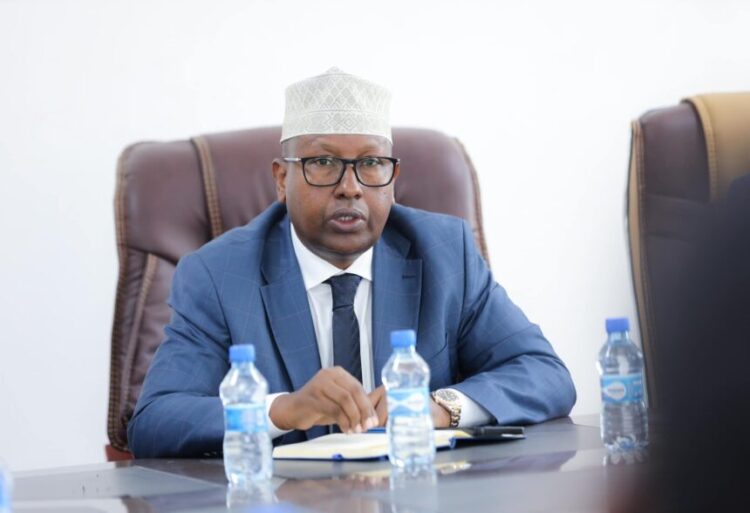 وزير الدفاع الصومالي يتهم قوى أجنبية بدعم حركة الشباب