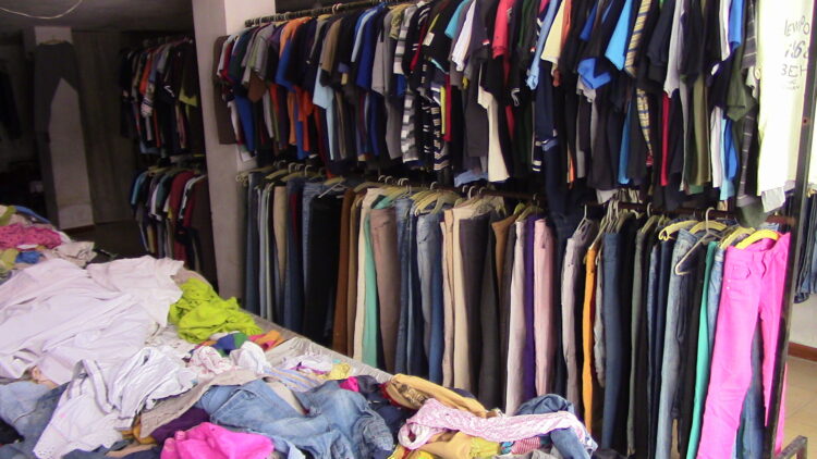 زيمبابوي تحظر استيراد الملابس المستعملة والبيع في الشوارع