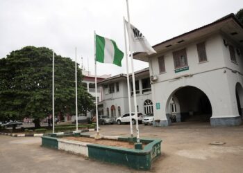 إضراب أطباء القطاع العام النيجيريين احتجاجًا على الأجور والرعاية الاجتماعية