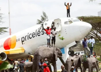 حشود غفيرة تستقبل جثمان رئيس الوزراء الكيني السابق رايلا أودينغا في كينيا