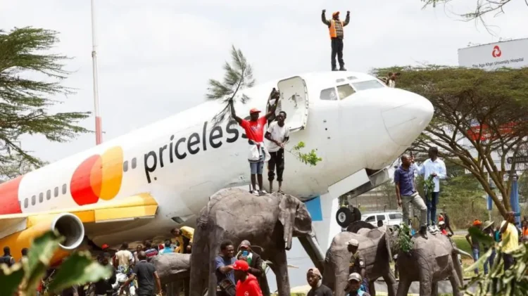 حشود غفيرة تستقبل جثمان رئيس الوزراء الكيني السابق رايلا أودينغا في كينيا