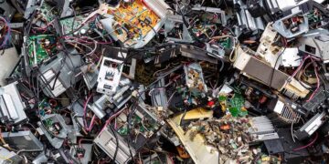 تجارة النفايات الإلكترونية في إفريقيا: مكبّ العالم الرقمي الجديد