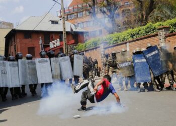 رئيس وزراء مدغشقر يدعو إلى الحوار والوحدة بعد انضمام جنود إلى المتظاهرين