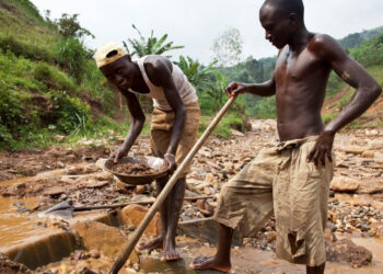 عين على إفريقيا..السباق الصيني الأمريكي على معادن إفريقيا